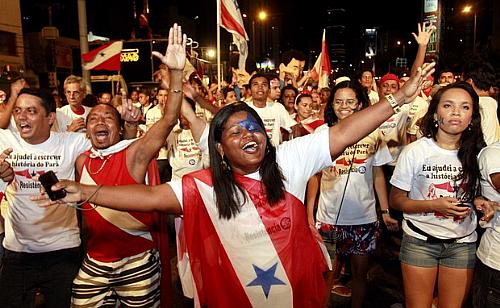 Eleitores festejam em Belém o resultado do plebiscito no Pará, que rejeitou a divisão do estado