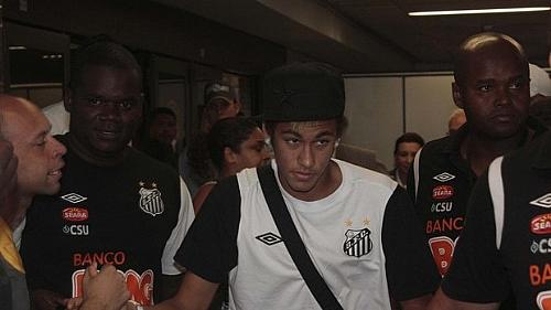 Neymar desembarca em Cumbica, acompanhado por seguranças