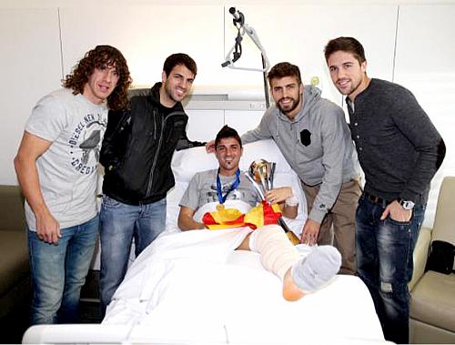 Jogadores do Barça levaram a taça do Mundial de Clubes a Villa, que segue no hospital
