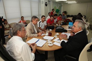 Teotonio Vilela com secretário Rogério Teófilo e comissão da Uneal