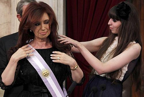Cristina recebeu a faixa presidencial das mãos de sua filha, Florência