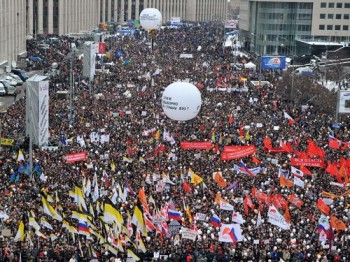 Pessoas protestam em Moscou contra as eleições parlamentares do dia 4 de dezembro