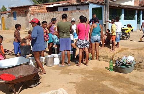 Moradores de comunidade ‘cortam’ tubulação para garantir água