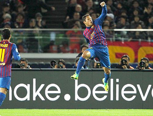 Adriano comemora gol do Barcelona contra o Al Sadd