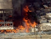 Incêndio atinge prédio e favela em SP
