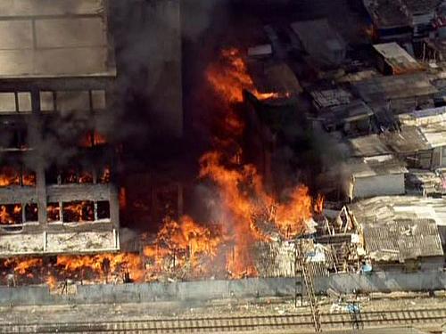 Incêndio atinge prédio e favela em SP