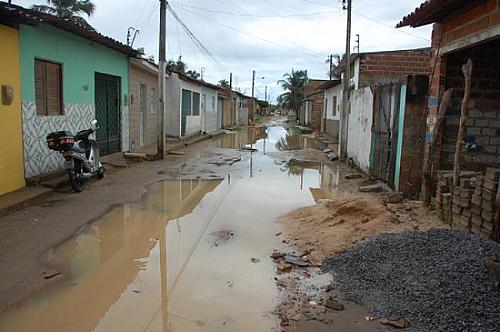 Em Barra Nova, população convive com lama e sem eletricidade