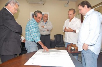Senador Renan, deputada Célia Rocha, prefeito Luciano e empresários ouvem explanação do técnico da Chesf