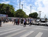 Transportadores protestam na porta da SMTT; menor é apreendido