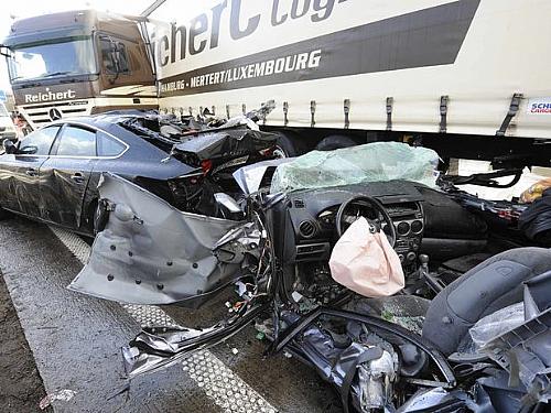 Um acidente envolvendo 40 veículos deixou pelo menos um morto em uma estrada no norte da Alemanha nesta sext-afeira. Carros e caminhões colidiram na autoestrada A1, perto da localidade de Cloppenburg