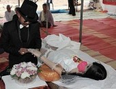 Tailandês se casa durante o funeral da noiva