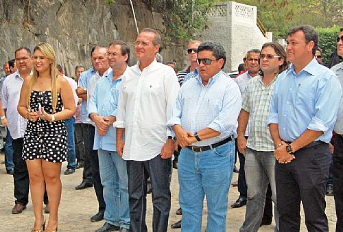 Edgar Barros, à direita do senador Renan, esteve em Piranhas tratando do início da construção da APS na cidade sertaneja