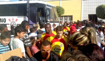 Centenas de torcedores aguardavam o ônibus do Tricolor que realizou seu primeiro treino no Estádio Rubens Canuto.