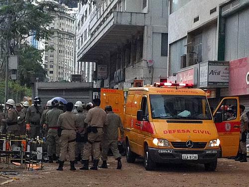 Carro da Defesa Civil é posicionado para retirada do 7º corpo em área de desabamento no Rio