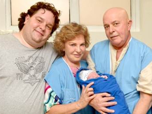 Sandro Luís e os pais na maternidade com o filho, novo integrante da família Lula da Silva