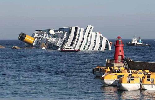 Navio parcialmente submerso após o acidente é visto na manhã deste sábado (14) próximo á ilha de Giglio, na costa da Toscana