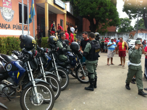 Policias militares deixam a sede da 6ª Cia em Fortaleza