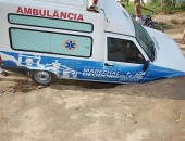 Ambulância em atendimento cai em ‘cratera’ na periferia de Marechal