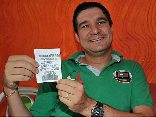 Fotógrafo Ademir Almeida e o bilhete que custou R$ 10.010 a grupo