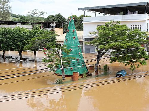 A água alagou as ruas do município de Cardoso Moreira