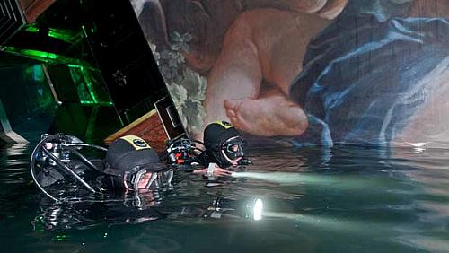 Imagem divulgada nesta terça-feira (24) pela Marinha italiana mostra mergulhadores trabalhando dentro do Costa Concordia
