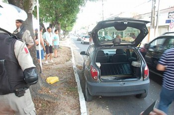 Polícia troca tiros com acusados de assalto na Ponta Verde