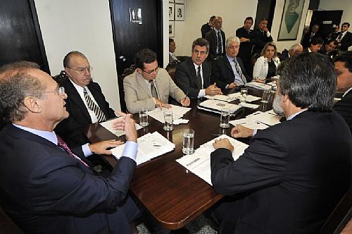 Renan coordena reunião da bancada do PMDB