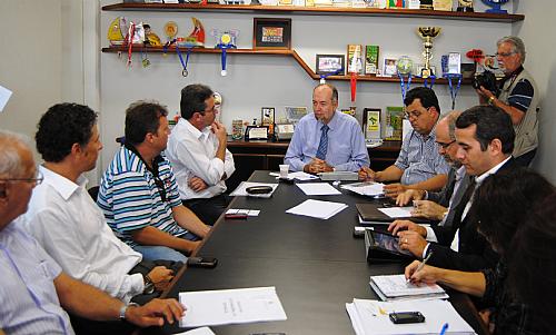 Uma comissão do Ministério dos Esportes realiza vistoria na capital