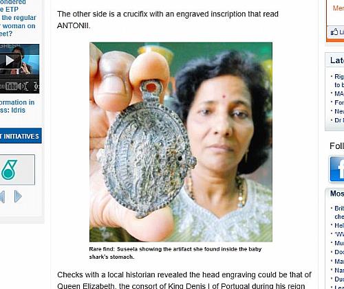 Suseela Menon exibe o medalhão encontrado