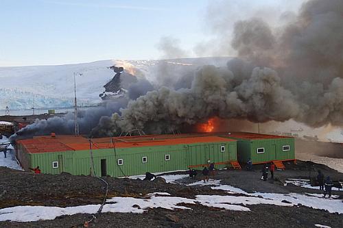 Incêndio em base na Antártida