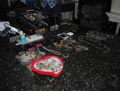Polícia Civil apresenta armas e objetos roubados por quadrilha