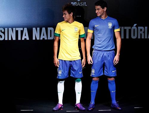 Neymar e Ganso com as camisas que serão usadas pelo Brasil nas Olimpíadas