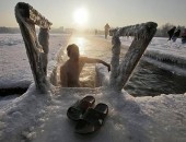 É uma prática comum na Rússia mergulhar em águas geladas após banho de sauna