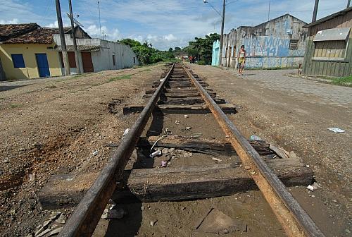 Trecho da ferrovia Transnordestina com os dormentes velhos, no município de Catende, em Pernambuco