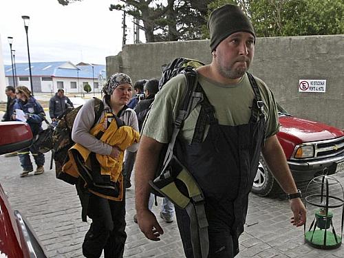 Pesquisadores brasileiros chegam ao aeroporto de Punta Arenas, no Chile, após o incêndio na Estação Antártica Comandante Ferraz