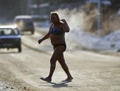 Apesar do frio de menos 19º C, mulher foi vista só de biquíni