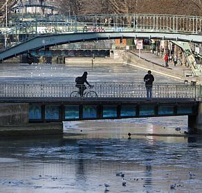 Canal de San Martin, em Paris, congelou; temperaturas chegaram a -35°C em alguns locais da Europa