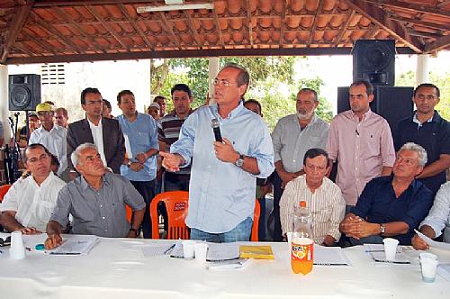 Renan esteve reunindo com produtores rurais tratando da suspensão das execuções