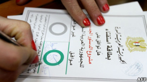 Mulher vota em referendo da Síria