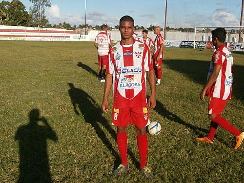 Atacante Kanu fez dois gols no amistoso diante do Tigre