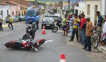 Colisão entre motos deixa uma pessoa gravemente ferida