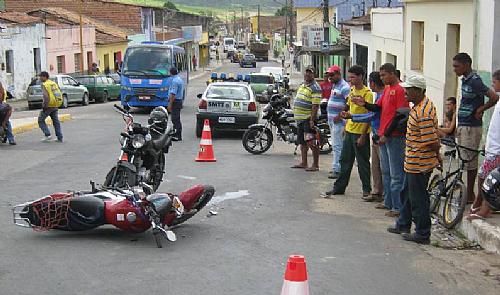 Colisão entre motos deixa uma pessoa gravemente ferida
