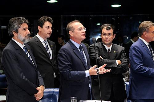 Renan saúda novo filiado ao PMDB e pede pressão no pacto federativo