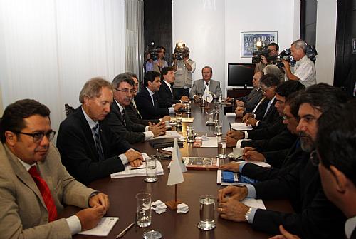 Renan coordena a reunião da bancada do PMDB em Brasília