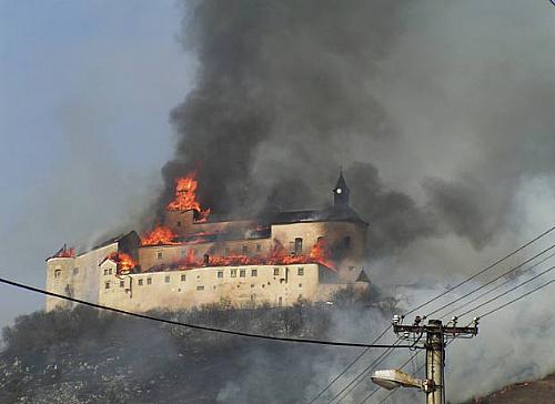 Castelo pegou fogo no sábado (10) na aldeia de Krasnohorske Podhradie