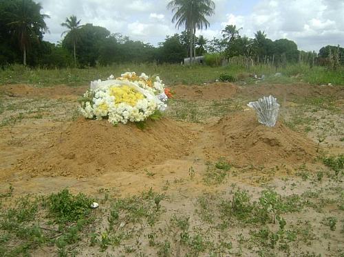 População se assusta com sepulturas fora de cemitério
