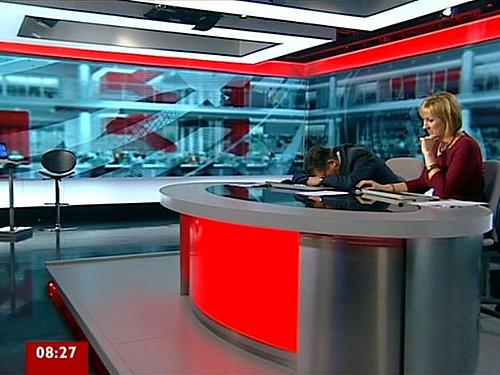 O jornalista Simon McCoy apareceu com a cabeça apoiada sobre os braços na abertura do programa BBC Breakfast