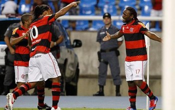 Após o gol, Vagner Love abre os braços para Ronaldinho e Junior Cesar