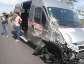 Colisão entre van e caminhonete deixa feridos na AL-220