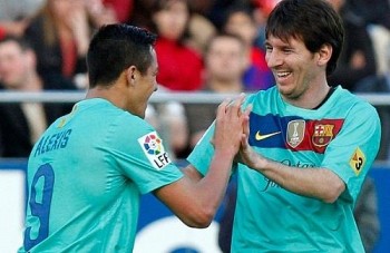 Alexis ou Messi? Após o primeiro gol, os dois comemoram juntos